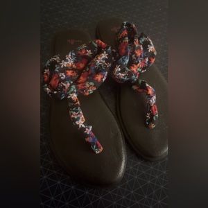 Sanuks Sandals. S8. Brand new